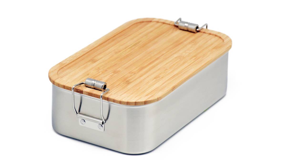 Schrägansicht der Edelstahl Lunchbox SA10 mit Bambusdeckel & Dichtung – personalisierbar