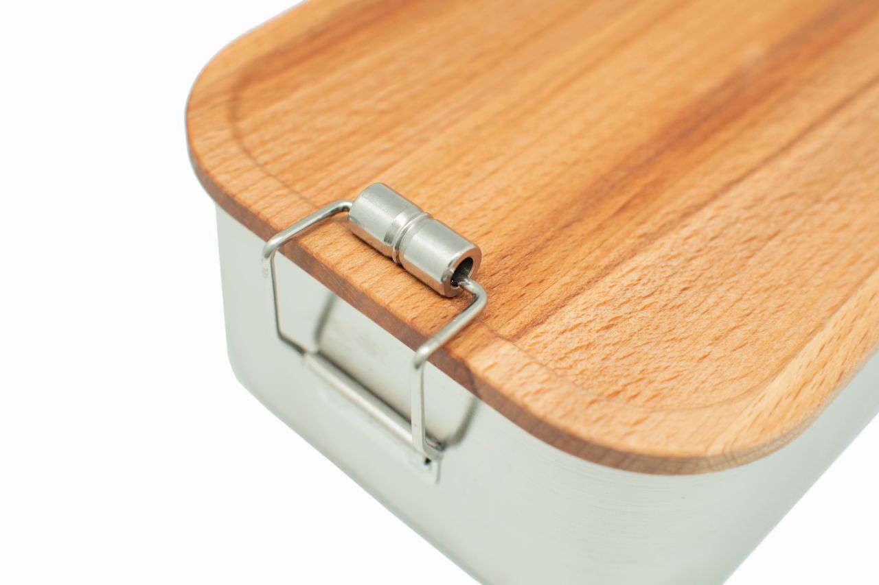 Detailaufnahme des Verschlusses der Edelstahl-Lunchbox mit Buchenholzdeckel, robust und langlebig