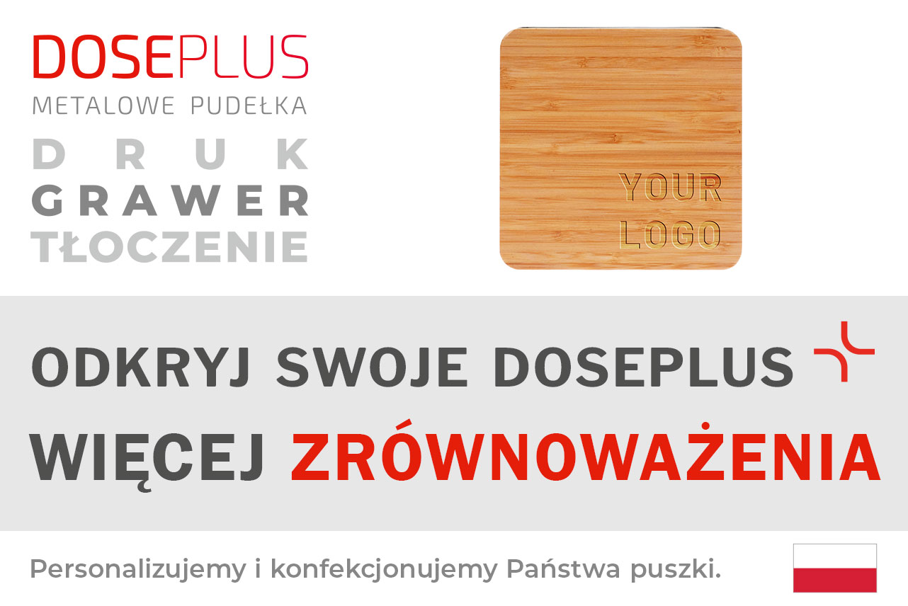 Kwadratowa pokrywka bambusowa Doseplus z grawerem laserowym „Your Logo” na naturalnym drewnie. Tekst: „Tłoczenie, grawer laserowy, nadruk – odkryj Doseplus, więcej zrównoważonego rozwoju”.