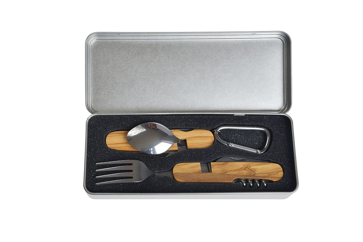 Geöffnete silberne Geschenkbox mit passgenauer schwarzer Schaumstoffeinlage, darin ein multifunktionales Campingbesteck mit Holzgriff und Karabiner.