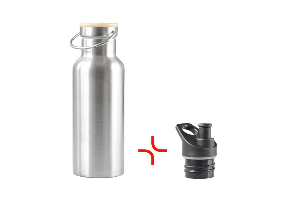 Silberfarbene Edelstahl-Wasserflasche mit Holzverschluss und Tragegriff, daneben abnehmbarer schwarzer Trinkverschluss. Auf weißem Hintergrund fotografiert.