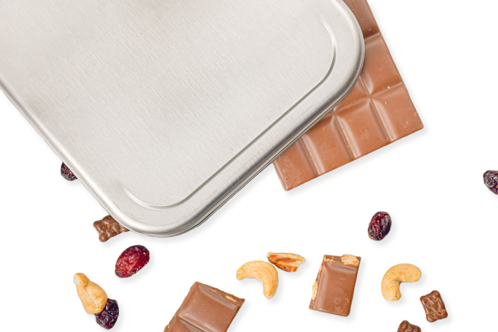Nahansicht Edelstahldeckel mit Schokolade, Nüssen und getrockneten Früchten – nachhaltiger Ersatzdeckel für Lunchbox