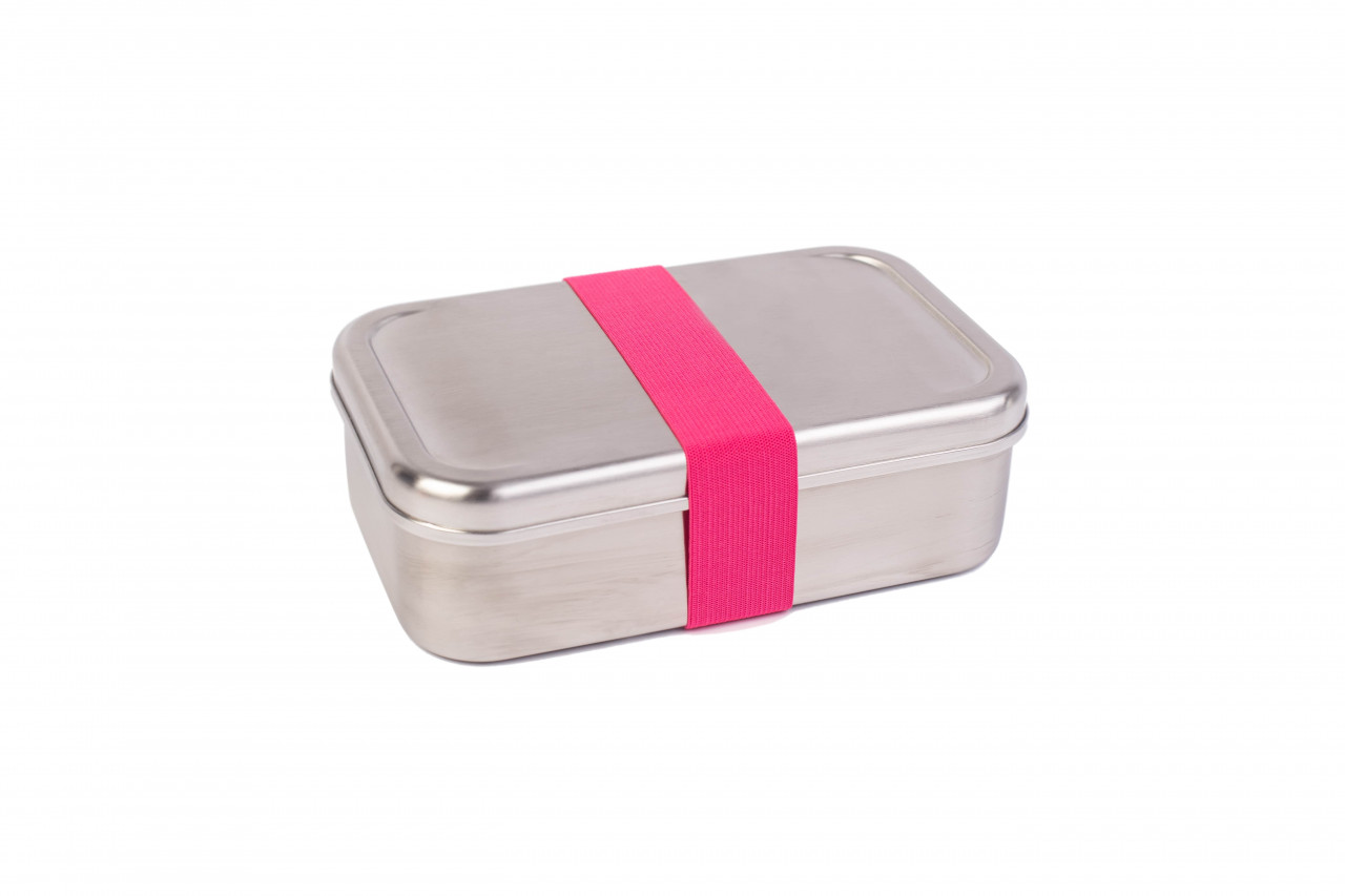 Geschlossene rechteckige Lunchbox aus silberfarbenem Edelstahl mit passendem Deckel und pinkfarbenem Gummiband (Pantone 213 C), neutraler Hintergrund.