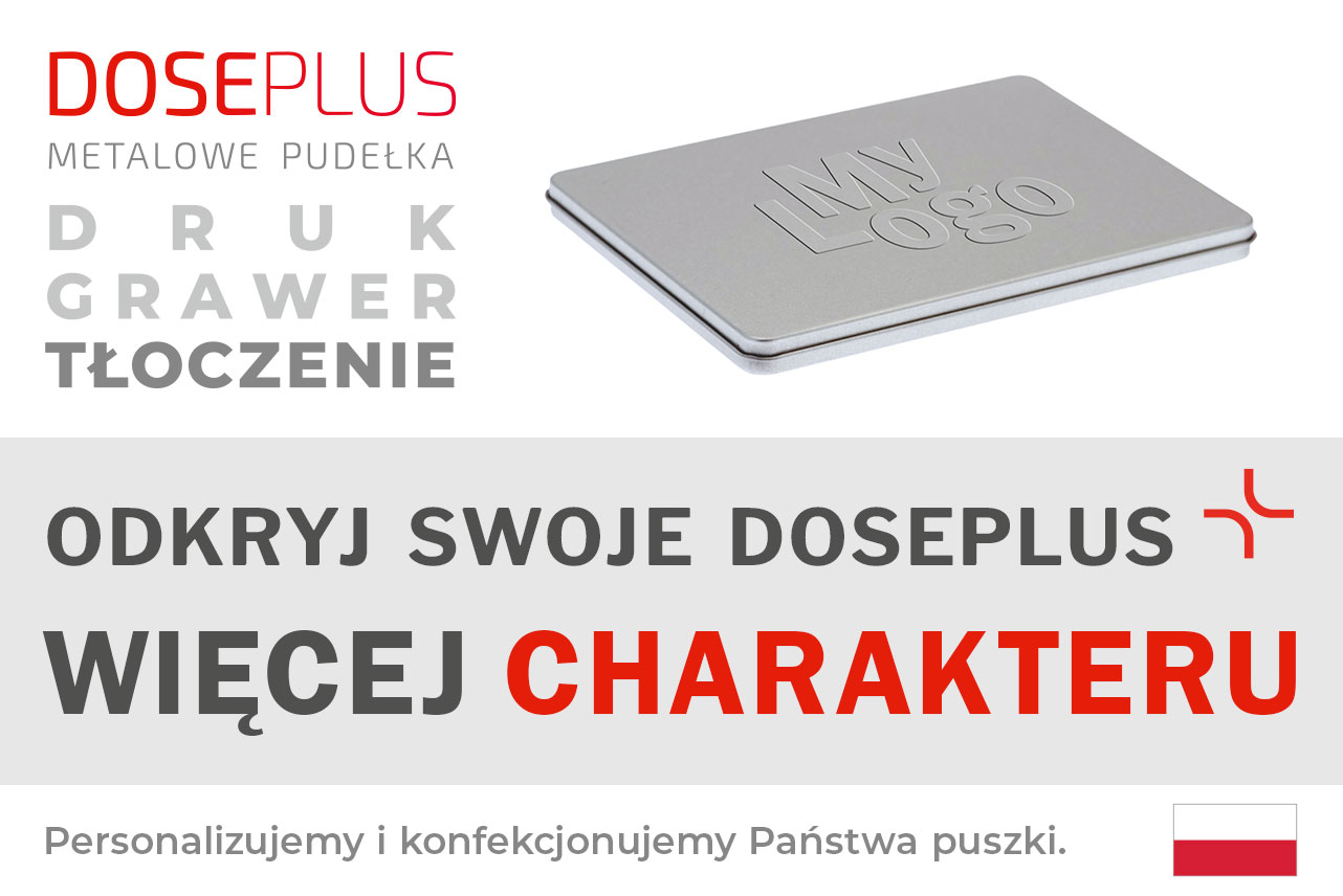 Metalowe pudełko Doseplus A6 – baner z napisem: Odkryj swoje Doseplus, więcej charakteru. Srebrna puszka w formacie A6 z tłoczeniem, idealna do eleganckiego pakowania.