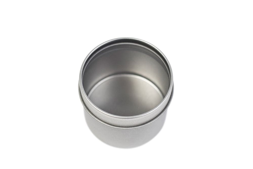 Okrągłe metalowe pudełko z okienkiem