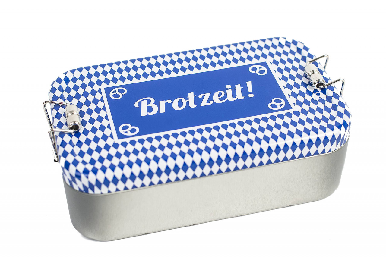 Geschlossene eckige Lunchbox aus silberfarbenem Metall mit Deckel im blau-weißen Rautenmuster und der Aufschrift „Brotzeit!“, seitlich mit Metallclips verschließbar, auf weißem Hintergrund fotografiert.