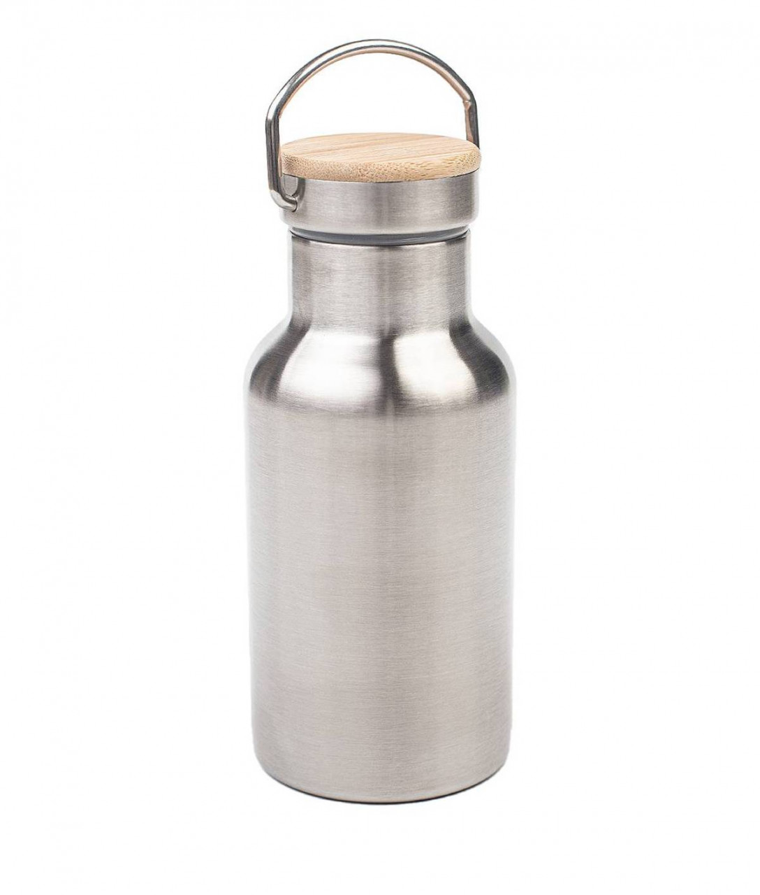 Geschlossene Trinkflasche aus silberfarbenem Edelstahl mit rundem Bambusdeckel und Metallhenkel, auf weißem Hintergrund fotografiert.
