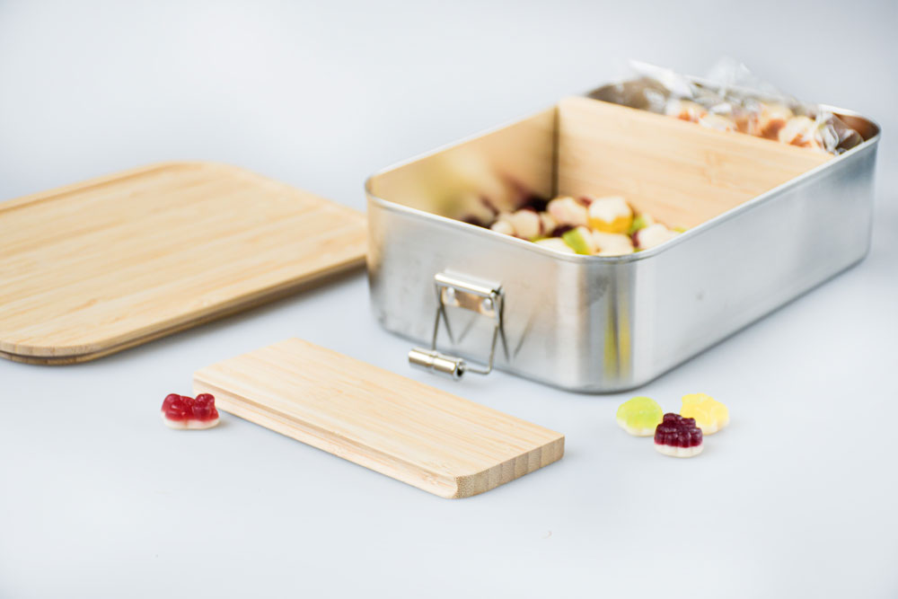 Edelstahl-Lunchbox CP BA C8 mit eingesetzter Bambus-Facheinteilung, Bambusdeckel und Lebensmitteln