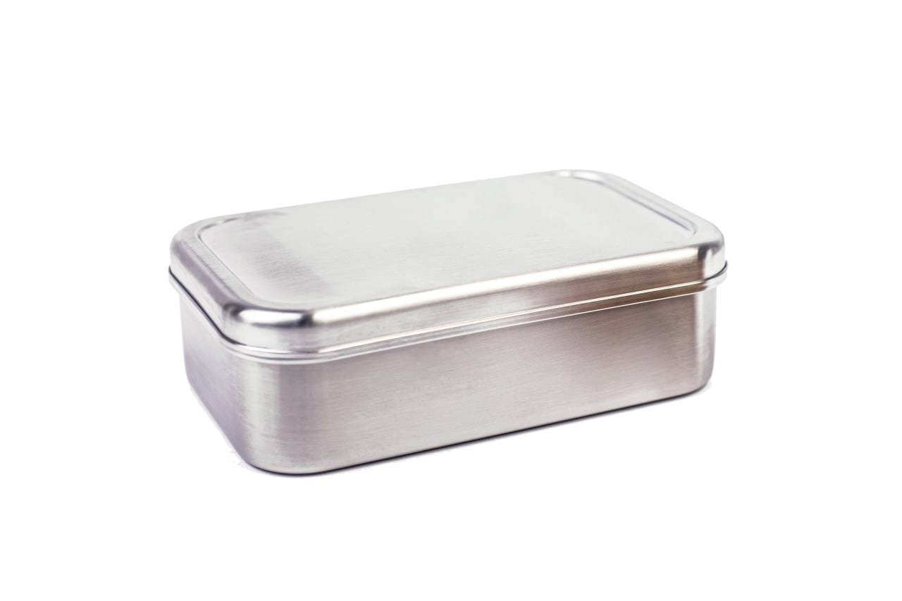 Geschlossene eckige Lunchbox aus Edelstahl mit passendem Deckel, neutraler Hintergrund.