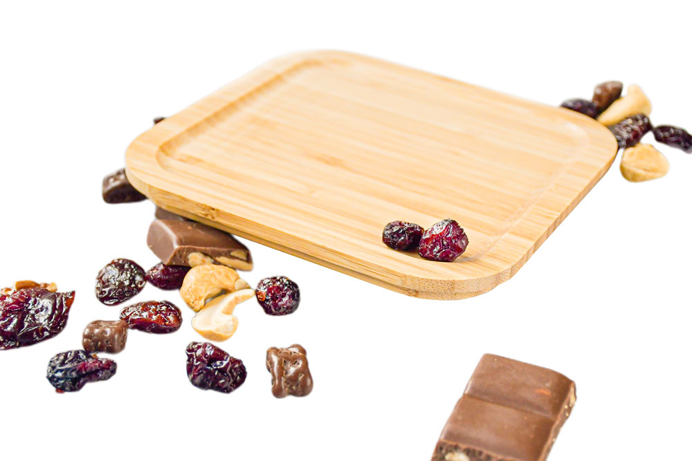 Seitenansicht quadratischer Bambusdeckel neben getrockneten Früchten – umweltfreundliches Ersatzteil für Lunchbox