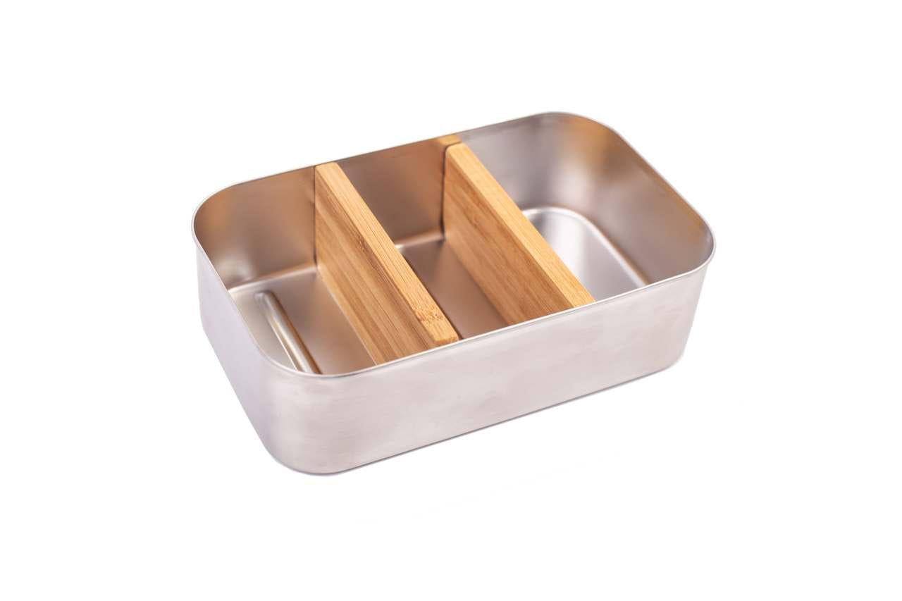Geöffnete eckige Lunchbox aus Edelstahl mit zwei herausnehmbaren Bambus-Trennwänden, auf weißem Hintergrund fotografiert.