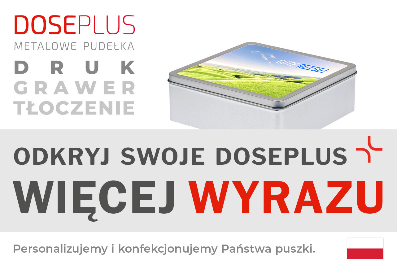 Kwadratowa srebrna puszka metalowa Doseplus z kolorowym nadrukiem krajobrazu i napisem „Gute Reise!”. Tekst: „Tłoczenie, grawer laserowy, nadruk – odkryj Doseplus, więcej wyrazu”.