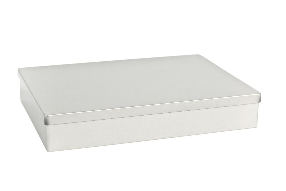 Geschlossene eckige Blechdose aus silberfarbenem Metall mit aufgesetztem Stülpdeckel, neutraler Hintergrund.