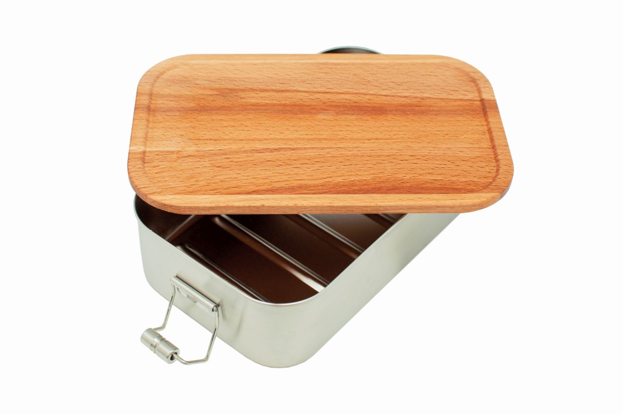 Edelstahl-Lunchbox mit halb geöffnetem Buchenholzdeckel und Verschluss, nachhaltige Brotdose für unterwegs