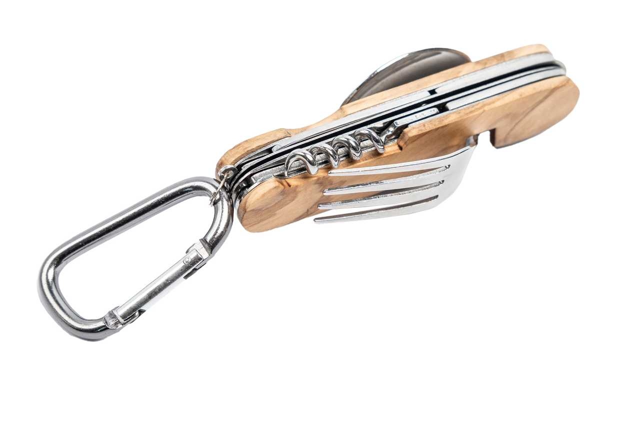 Zusammengeklapptes multifunktionales Outdoor-Besteck mit Olivenholzgriff und integriertem Karabiner, auf weißem Hintergrund.