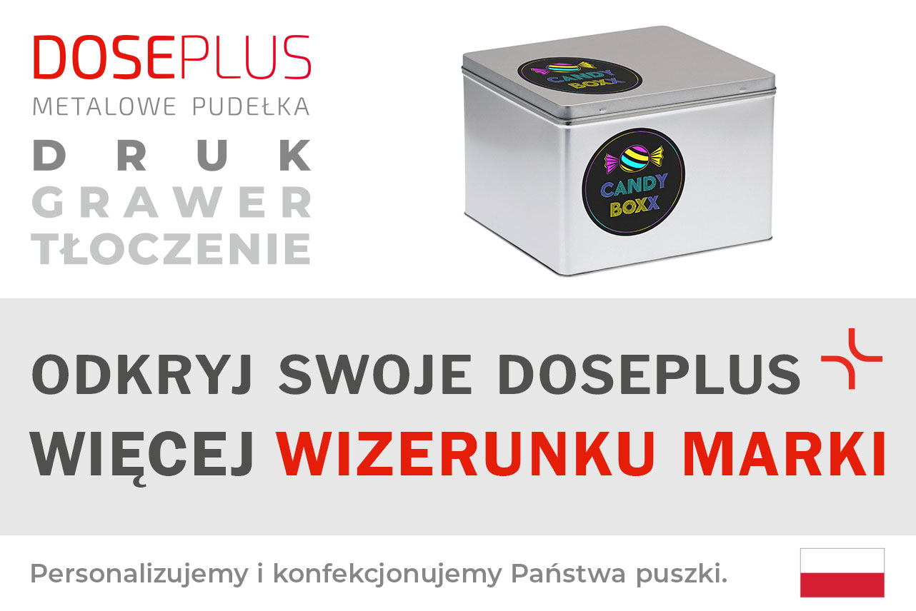 Srebrna kwadratowa puszka metalowa Doseplus z kolorową naklejką „CANDY BOXX” i logo cukierka na pokrywce i przodzie. Tekst: „Tłoczenie, grawer laserowy, nadruk – odkryj Doseplus, więcej brandingu”.