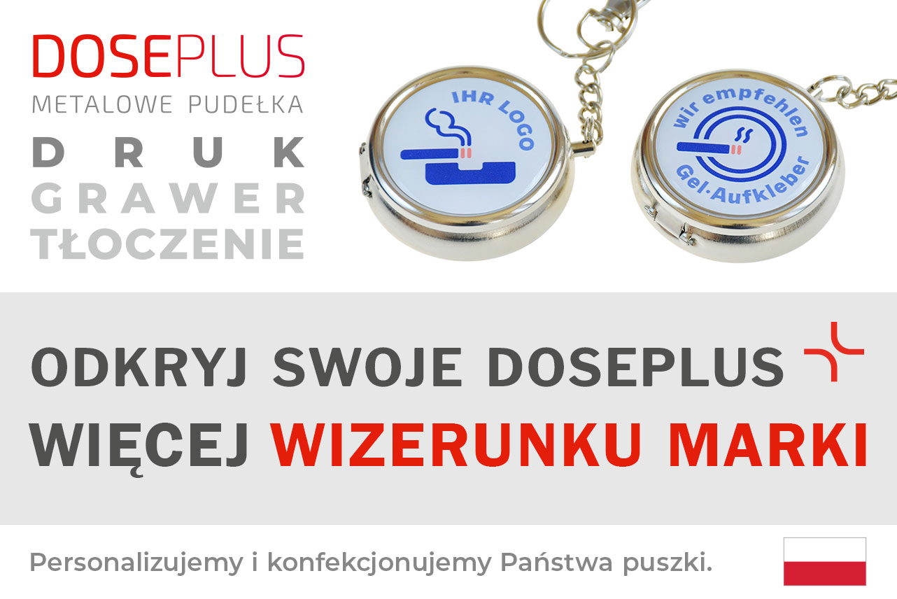 Okrągłe srebrne breloki Doseplus z niebieskimi żelowymi naklejkami z nadrukiem. Napisy: „Twoje logo” i „Polecamy naklejki żelowe”. Tekst: „Tłoczenie, grawer laserowy, nadruk – odkryj Doseplus, więcej brandingu”.