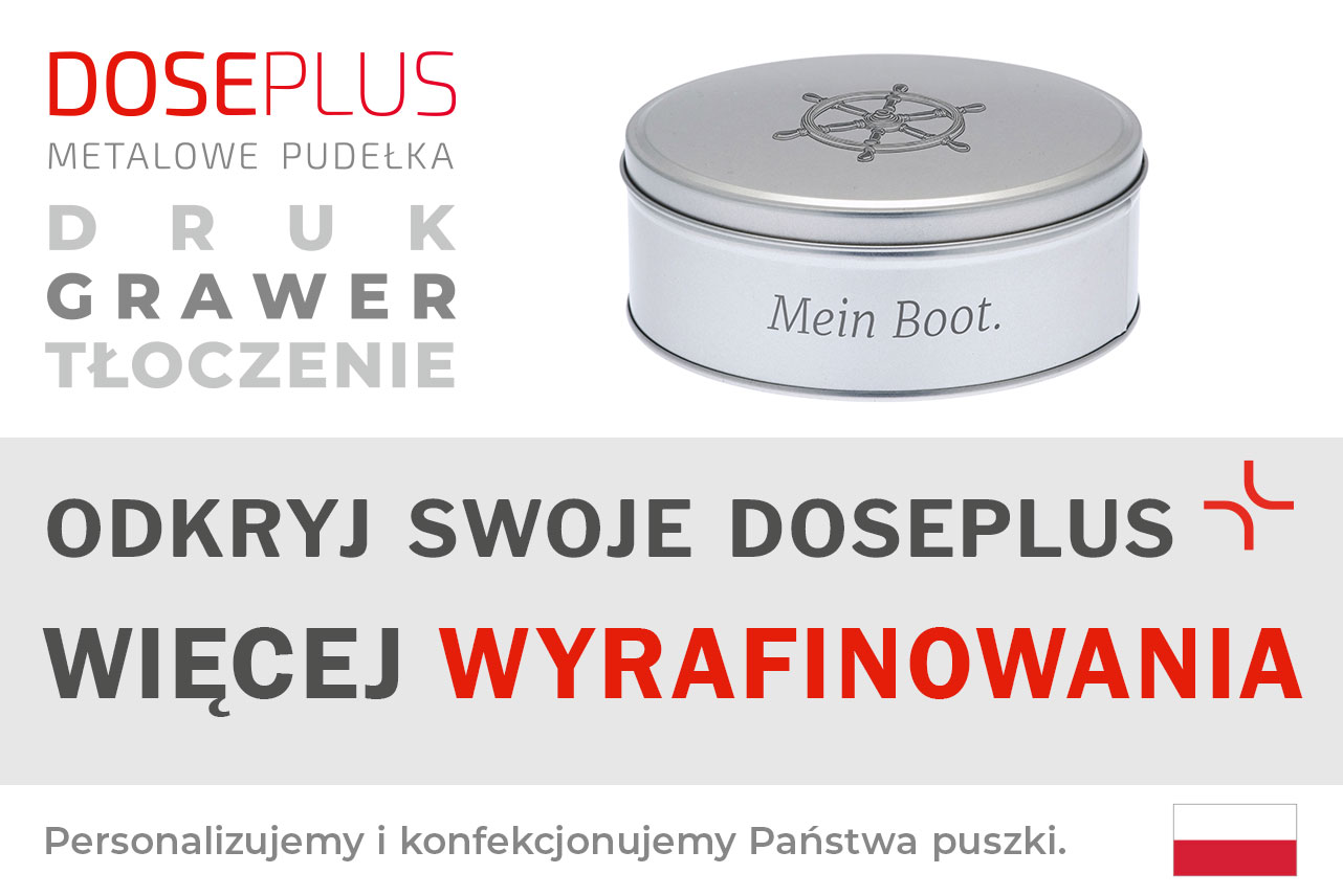 Okrągła srebrna puszka metalowa Doseplus z grawerem koła sterowego i napisem „Mein Boot.” Tekst: „Tłoczenie, grawer laserowy, nadruk – odkryj Doseplus, więcej elegancji i wykończenia.”