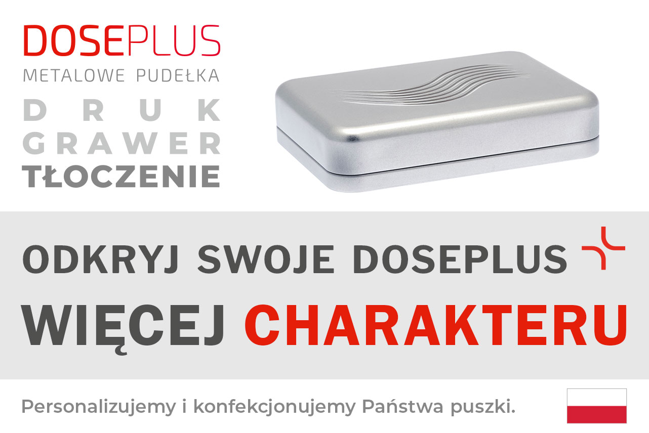 Srebrna prostokątna puszka metalowa Doseplus z wytłoczonym falistym wzorem na pokrywce. Tekst: „Tłoczenie, grawer laserowy, nadruk – odkryj Doseplus, więcej profilu”.